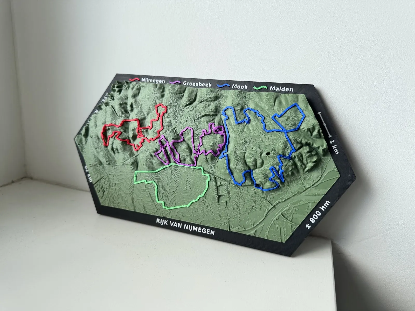 De geprinte 3D-kaart van MTB Rijk van Nijmegen, met de vier routes in rood, paars, blauw en groen